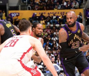 B体育官方入口-湖人痛打火箭七寸！0-2落后系列赛9连败考验乌度卡